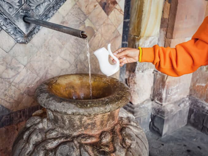 Mit Trinkbecher in Karlsbad